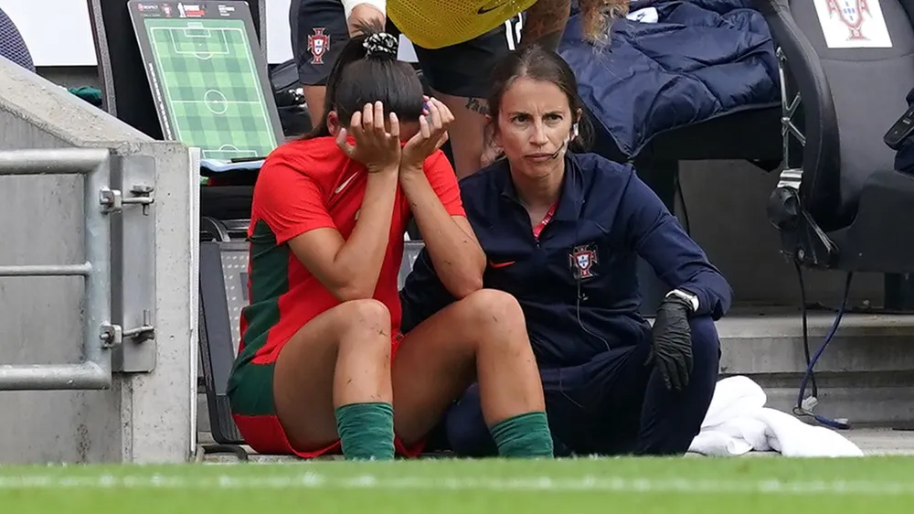 Nữ cầu thủ trẻ Kika Nazareth khóc nức nở sau trận hòa tuyển nữ Mỹ khiến đội nhà Bồ Đào Nha bị loại...