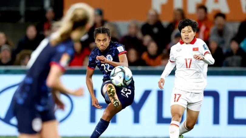 Với sự vượt trội về mọi mặt, các cô gái Hà Lan đã thắng tuyển nữ Việt Nam 7-0 để dẫn đầu bảng E. Ảnh: AN.