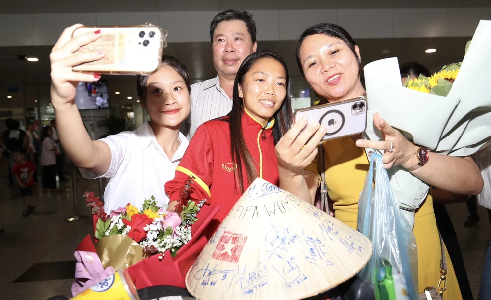 Huỳnh Như rạng rỡ khi về đến sân bay Nội Bài. Ảnh: ANH PHƯƠNG.