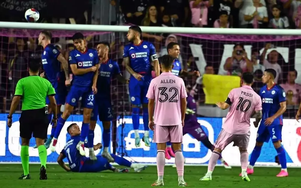 Cú sút phạt đẹp mắt của Messi làm tung lưới Cruz Azul. Ảnh: GETTY.