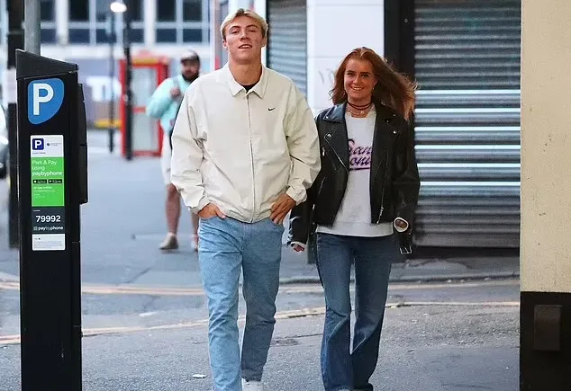 Rasmus Hojlund và bạn gái Laura Sondergaard khám phá cuộc sống về đêm ở Manchester. Ảnh: GETTY.