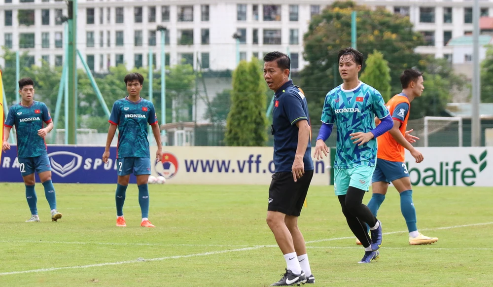 HLV Hoàng Anh Tuấn kế nhiệm đàn anh Đinh Thế Nam năm ngoái từng dẫn dắt U-23 Việt Nam vô địch giải Đông Nam Á tổ chức tại Campuchia. Ảnh: VFF.