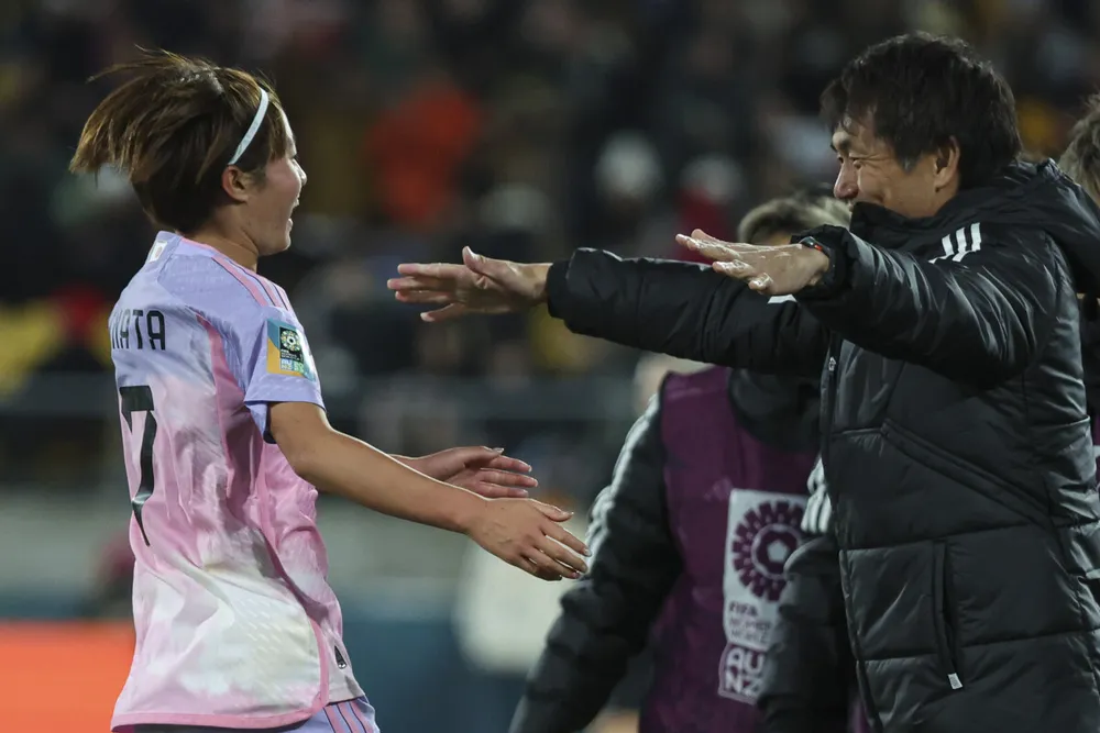 HLV Ikeda tin tưởng các học trò sẽ đánh bại tuyển nữ Thụy Điển để lấy vé chơi bán kết World Cup 2023. Ảnh: GETTY. HLV Ikeda tin tưởng các học trò sẽ đánh bại tuyển nữ Thụy Điển để lấy vé chơi bán kết World Cup 2023. Ảnh: GETTY.