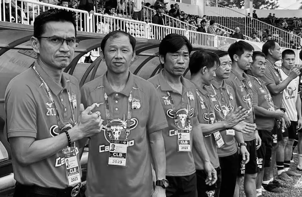 HLV Kiatisak và trợ lý Dương Minh Ninh đồng hành thân thiết với nhau cả trên sân cỏ lẫn đời thường. Ảnh: AN.