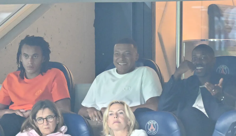 Mbappe ngồi trên khán đài trong trận PSG hòa chật vật không bàn thắng với Lorient. Ảnh: GETTY.