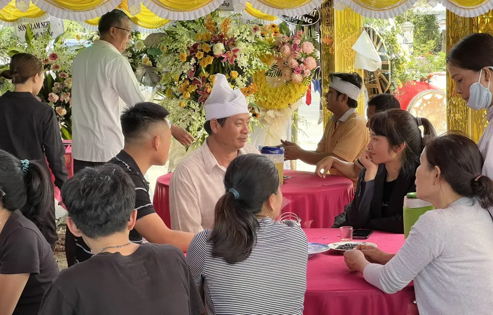 Ba của Đào Trọng Trí đau xót trước sự ra đi của đứa con trai duy nhất. Ảnh: ĐỖ TUẤN. Ba của Đào Trọng Trí đau xót trước sự ra đi của đứa con trai duy nhất. Ảnh: ĐỖ TUẤN.