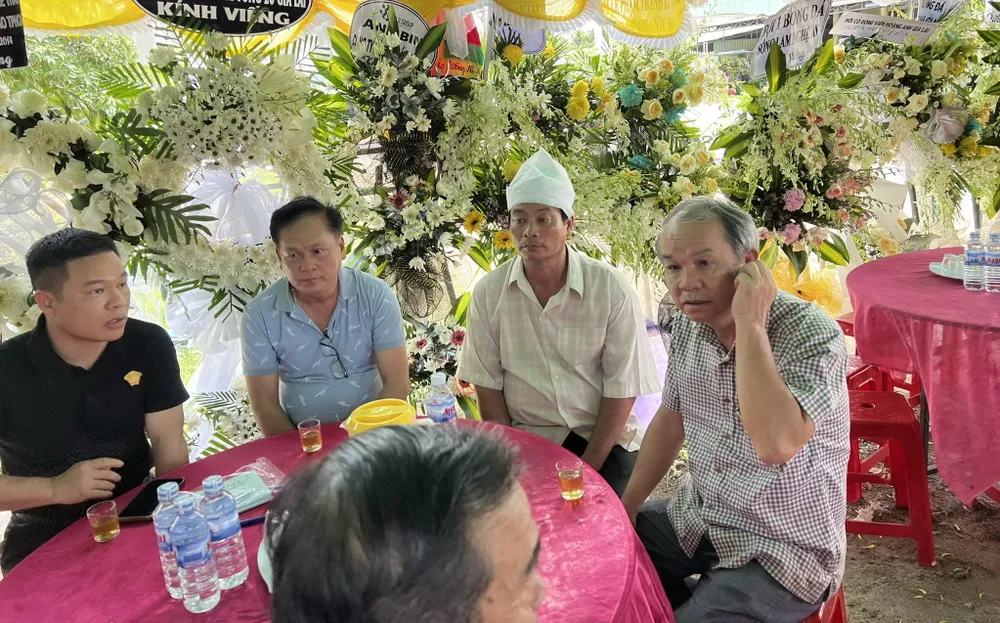 Bầu Đức đã đến chia buồn với tang quyến và tiễn đưa người nhân viên tận tụy của CLB HA Gia Lai. Ảnh: ĐỖ TUẤN. Bầu Đức đã đến chia buồn với tang quyến và tiễn đưa người nhân viên tận tụy của CLB HA Gia Lai. Ảnh: ĐỖ TUẤN.