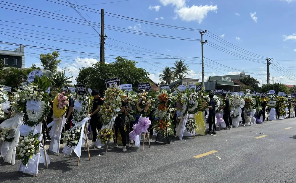 Dòng người tiễn biệt Đào Trọng Trí về nơi an nghỉ cuối cùng. Ảnh: ĐỖ TUẤN. Dòng người tiễn biệt Đào Trọng Trí về nơi an nghỉ cuối cùng. Ảnh: ĐỖ TUẤN.