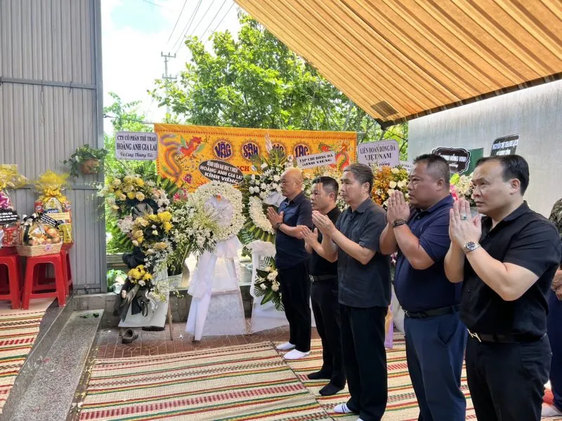 Lãnh đạo VFF, VPF đã lên Gia Lai viếng các nạn nhân là thành viên của CLB HA Gia Lai không may gặp tai nạn thương tâm. Ảnh: CDV.