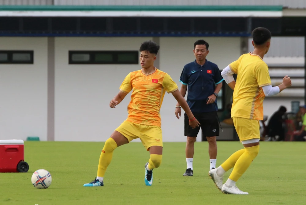 HLV Hoàng Anh Tuấn uốn nắn các học trò trên sân trong buổi tập duy nhất. Ảnh: VFF.