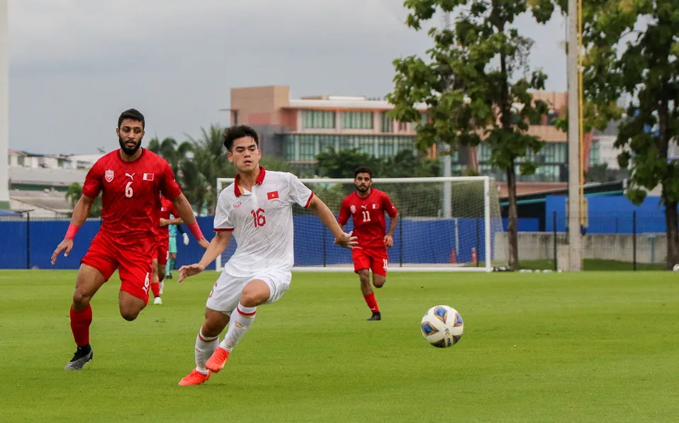 Các tuyển thủ trẻ Việt Nam chơi tự tin trước đối thủ to cao Bahrain. Ảnh: VFF.