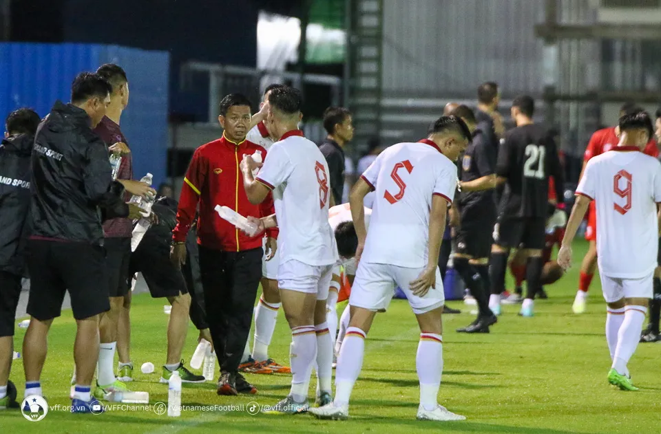 HLV Hoàng Anh Tuấn không đặt nặng chuyện thắng thua ở trận giao hữu và tích cực thử nghiệm đội hình. Ảnh: VFF.