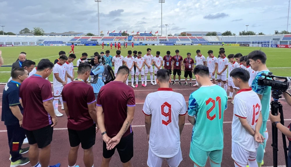 Đội tuyển U-23 Việt Nam tưởng niệm các nạn nhân là thành viên của đội HA Gia Lai không may bị tai nạn qua đời. Ảnh: VFF.