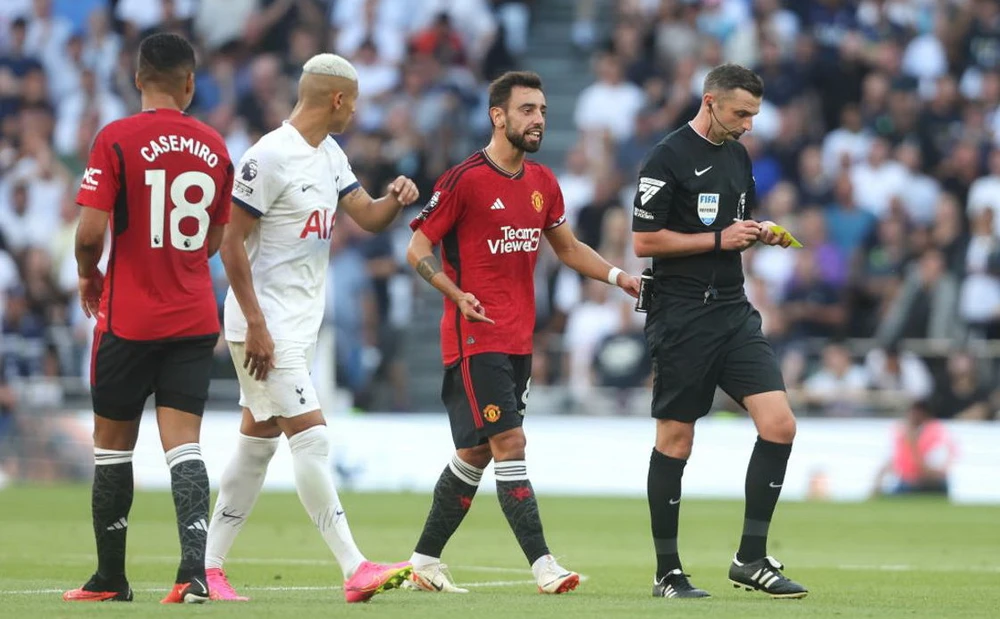 Bruno phản ứng trọng tài về quyết định không cho Man United hưởng quả phạt đền, trước khi bị Tottenham hai lần chọc thủng lưới Onana. Ảnh: GETTY.