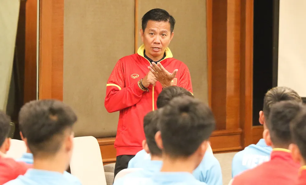 HLV Hoàng Anh Tuấn rút kinh nghiệm cho các tuyển thủ trẻ Việt Nam trước trận bán kết với Malaysia. Ảnh: VFF.