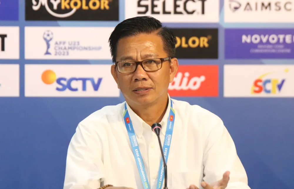 HLV Hoàng Anh Tuấn muốn quên đi trận thắng Philippines khi các học trò không giữ nổi cái đầu lạnh. Ảnh: VFF.
