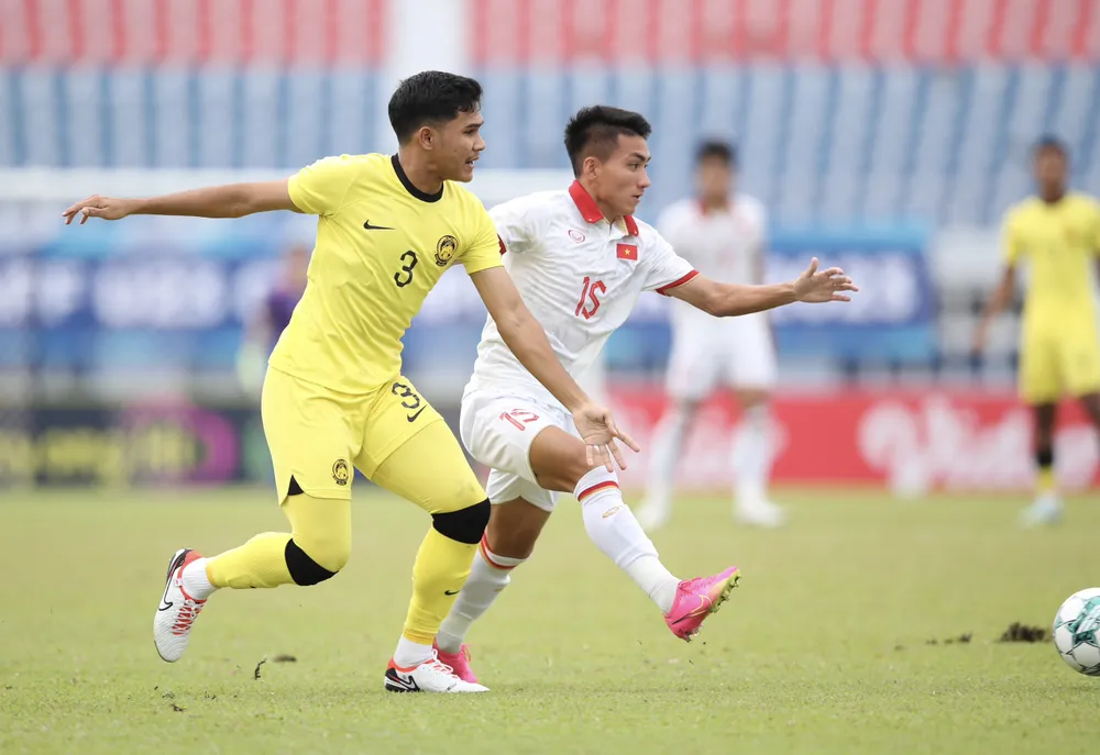 Tân binh Nguyễn Minh Quang của đội hạng Nhất Bình Thuận nổi lên như một cánh chim lạ hiệu quả trong đội hình U-23 Việt Nam. Ảnh: ANH THỎA. Tân binh Nguyễn Minh Quang của đội hạng Nhất Bình Thuận nổi lên như một cánh chim lạ hiệu quả trong đội hình U-23 Việt Nam. Ảnh: ANH THỎA.