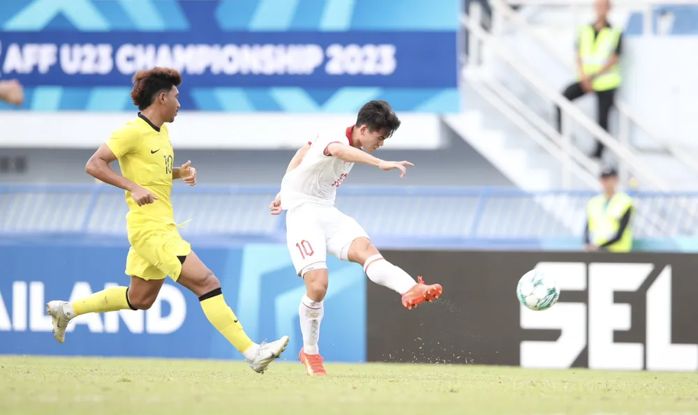 Khuất Văn Khang là một trong các trụ cột của U-23 Việt Nam với nhiệm vụ bảo vệ ngôi vô địch U-23 Đông Nam Á. Ảnh: ANH THỎA. Khuất Văn Khang là một trong các trụ cột của U-23 Việt Nam với nhiệm vụ bảo vệ ngôi vô địch U-23 Đông Nam Á. Ảnh: ANH THỎA.