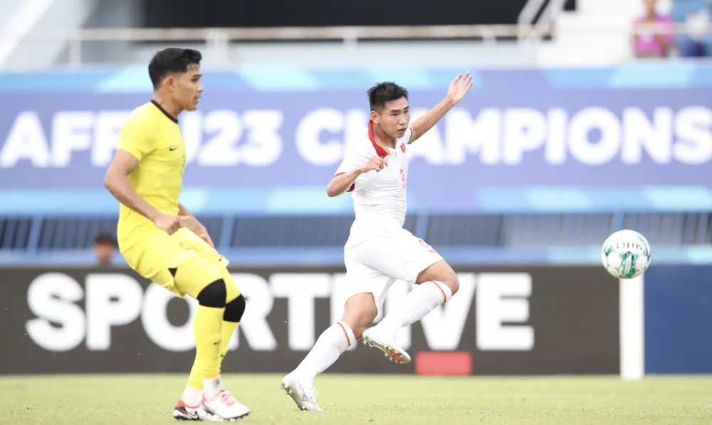 Đinh Xuân Tiến ghi cú đúp bàn thắng vào lưới U-23 Malaysia ở bán kết và đang dẫn đầu danh sách Vua phá lưới của giải U-23 Đông Nam Á. Ảnh: ANH THỎA. Đinh Xuân Tiến ghi cú đúp bàn thắng vào lưới U-23 Malaysia ở bán kết và đang dẫn đầu danh sách Vua phá lưới của giải U-23 Đông Nam Á. Ảnh: ANH THỎA.