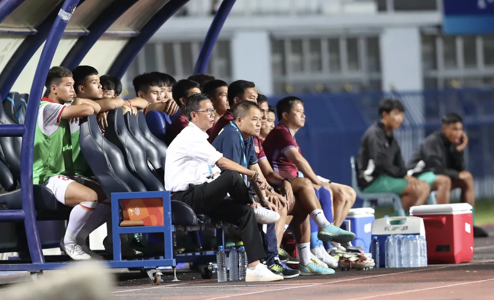 Ông Hoàng Anh Tuấn đã chuẩn bị sẵn mọi kịch bản trong trận chung kết để giúp U-23 Việt Nam bảo vệ ngôi vô địch giải U-23 Đông Nam Á. Ảnh: ANH THỎA. Ông Hoàng Anh Tuấn đã chuẩn bị sẵn mọi kịch bản trong trận chung kết để giúp U-23 Việt Nam bảo vệ ngôi vô địch giải U-23 Đông Nam Á. Ảnh: ANH THỎA.