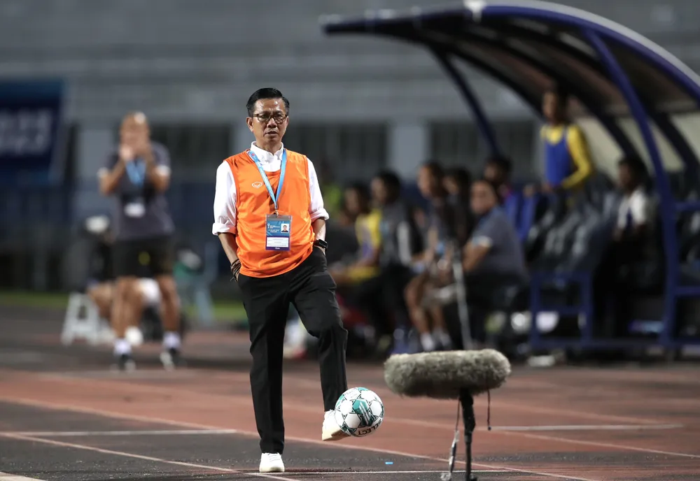 HLV Hoàng Anh Tuấn cùng các cộng sự tính toán kỹ cho trận chung kết với U-23 Indonesia và gặt hái thành công. Ảnh: ANH THỎA.