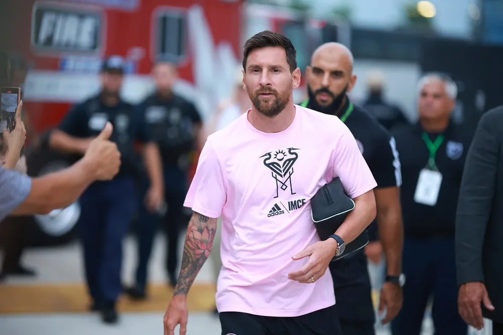 Chueko luôn theo sát Messi như hình với bóng. Ảnh: GETTY.