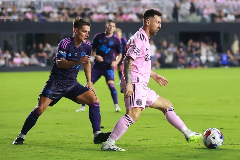 Westwood thừa nhận Messi ở một đẳng cấp khác và rất khó khăn khi đối đầu. Ảnh: GETTY.