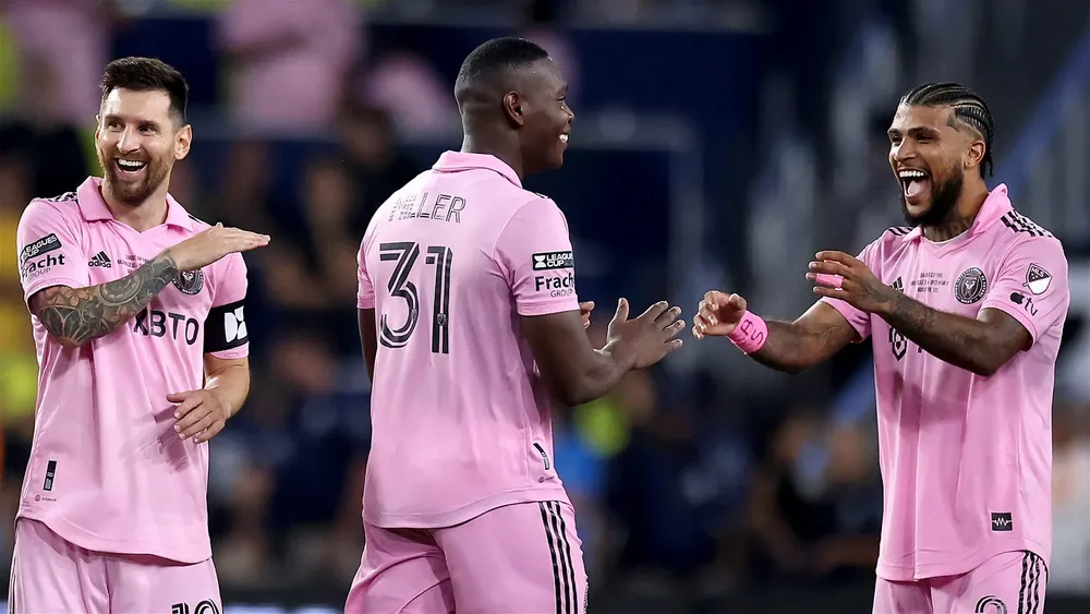 Trung vệ Kamal Miller hài hước nói sự xuất hiện của Messi khiến anh mất tập trung vào nhiệm vụ của mình vì mải mê xem tiền đạo 7 lần giành Quả bóng vàng thi đấu. Ảnh: GETTY. Trung vệ Kamal Miller hài hước nói sự xuất hiện của Messi khiến anh mất tập trung vào nhiệm vụ của mình vì mải mê xem tiền đạo 7 lần giành Quả bóng vàng thi đấu. Ảnh: GETTY.