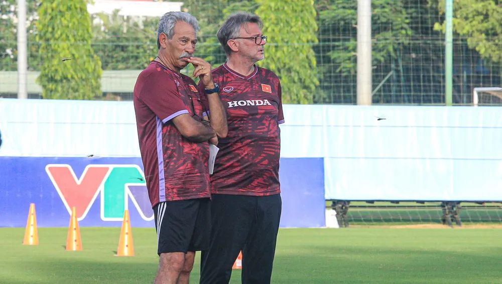 Trợ lý Hatem Souissi sát cánh bên HLV Troussier. Ảnh: VFF.