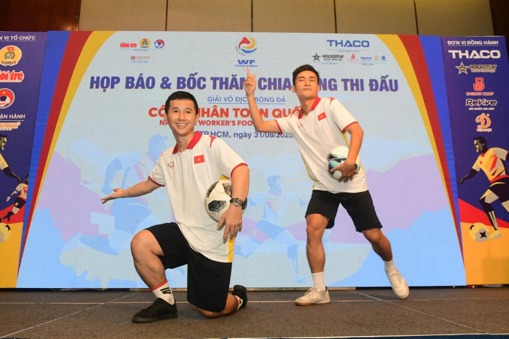 Cầu thủ tâng bóng nghệ thuật Thy Freestyle cùng đồng nghiệp chia vui ở buổi lễ bốc thăm chia bảng giải bóng đá Công nhân toàn quốc 2023. Ảnh: AN.