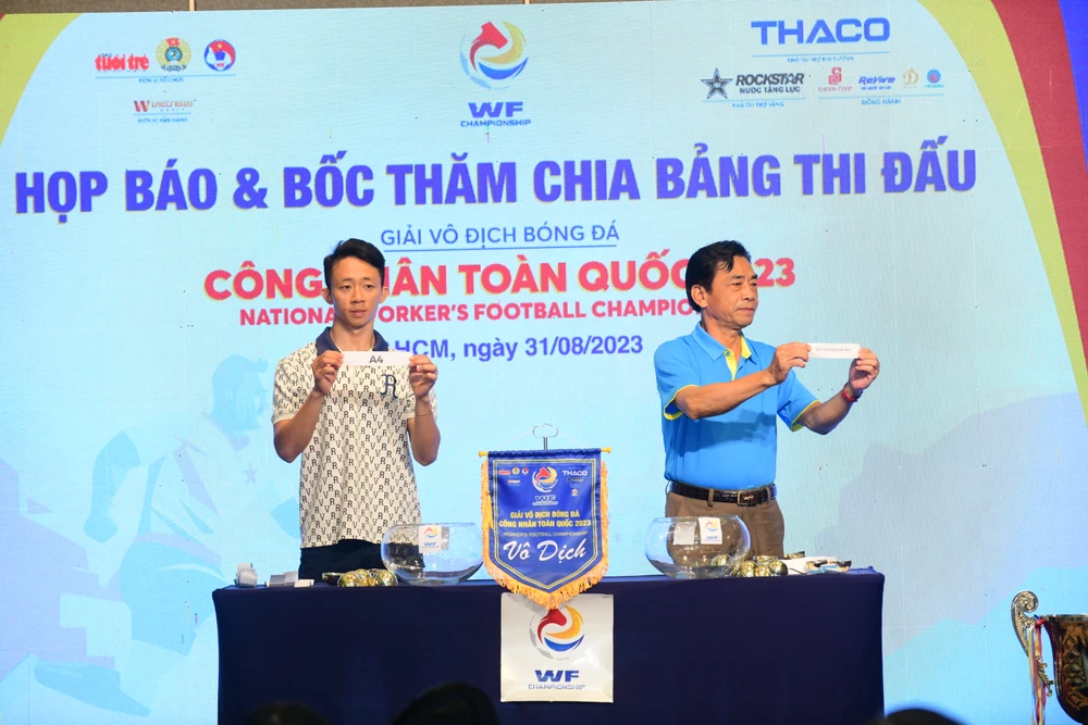 Tuyển thủ Châu Ngọc Quang bốc thăm chia bảng thi đấu. Ảnh: AN.