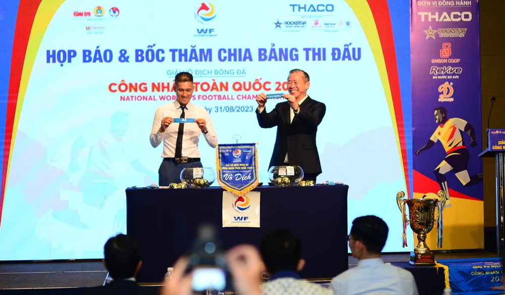Ông Phạm Văn Tài, Tổng giám đốc THACO và cựu tuyển thủ Công Vinh bốc thăm chia bảng thi đấu. Ảnh: AN.