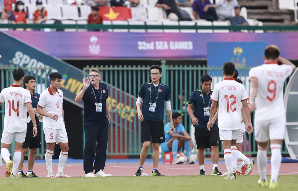 Thầy trò Troussier đã sẵn sàng cho cuộc chơi lớn ở sân Việt Trì (Phú Thọ). Ảnh: ANH PHƯƠNG. Thầy trò Troussier đã sẵn sàng cho cuộc chơi lớn ở sân Việt Trì (Phú Thọ). Ảnh: ANH PHƯƠNG.