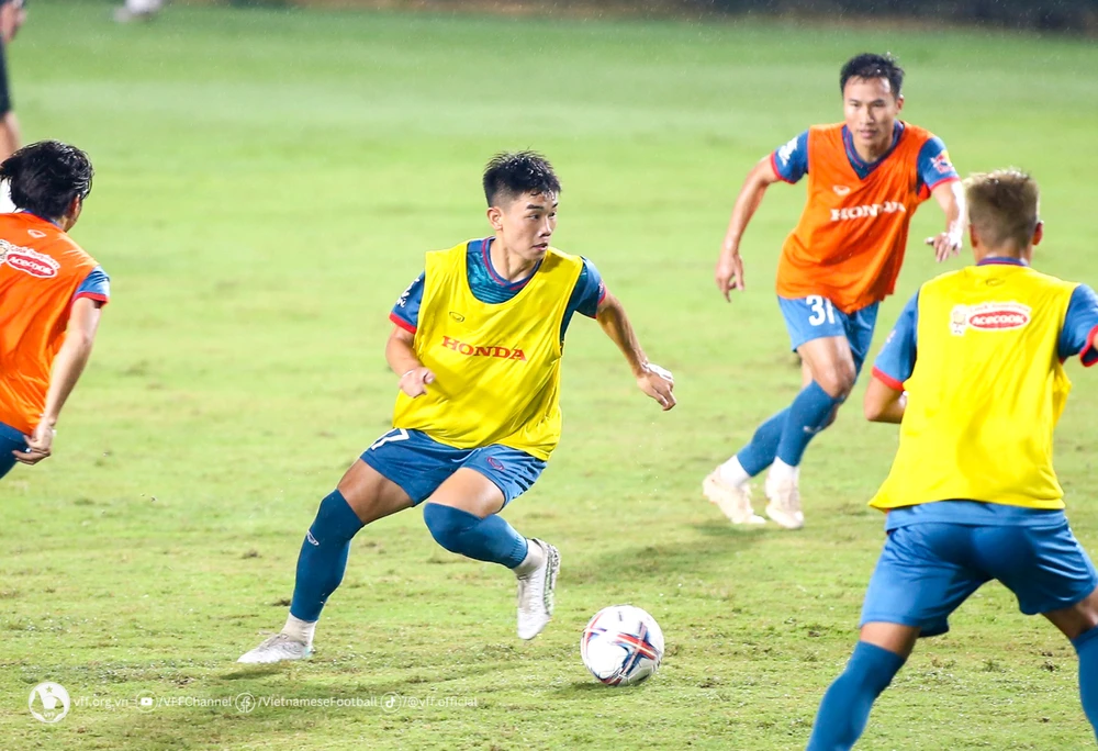 Hơn 60 cầu thủ của hai đội tuyển quốc gia và U-23 Việt Nam tập chung ở sân Trung tâm đào tạo trẻ. Ảnh: VFF.