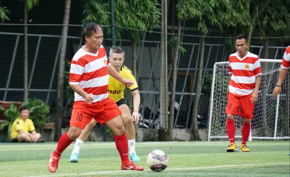 Đàn anh Hồ Văn Tam tham gia trận cầu thiện nguyện và tưởng nhớ đến người em thân thiết từng khoác chung màu áo Cảng Sài Gòn.