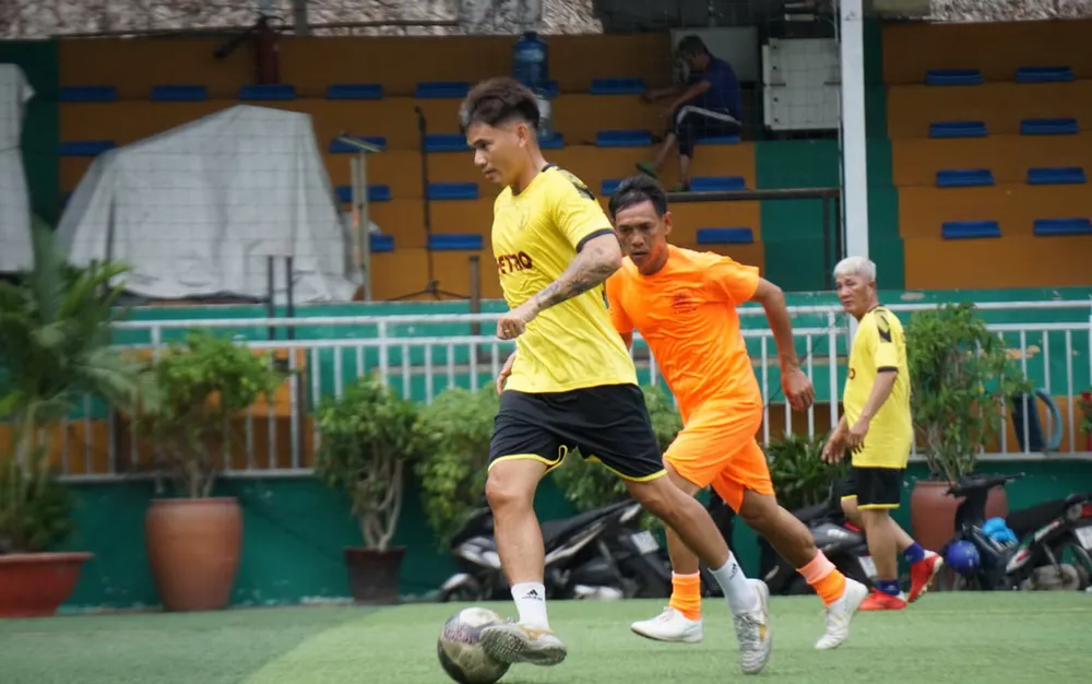 Cựu tuyển thủ quốc gia Huỳnh Quang Thanh bền bỉ trong màu áo CLB Ái Hữu nhẹ nhàng đi bóng khi gặp lại các đàn anh.