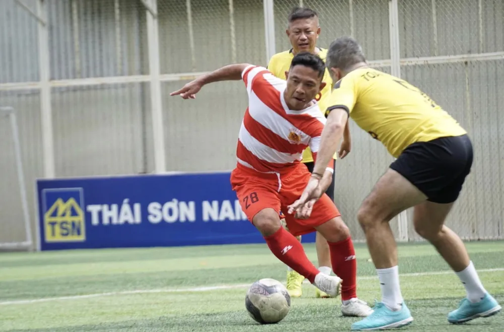 Nguyễn Văn Trung cựu cầu thủ CA TP.HCM vẫn thường góp mặt trong các trận cầu từ thiện và chung tay giúp đỡ những đồng đội một thời.