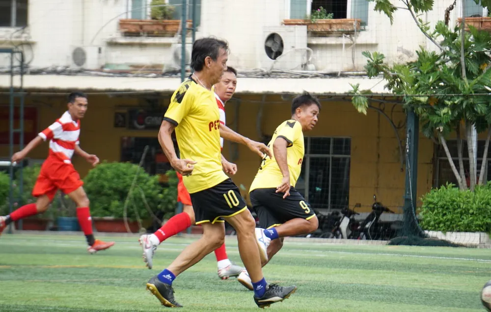 Cựu chân sút tuyển quốc gia Nguyễn Văn Thành ra sân chơi bóng với các đàn em, đàn cháu gây quỹ ủng hộ gia đình Chí Bảo.