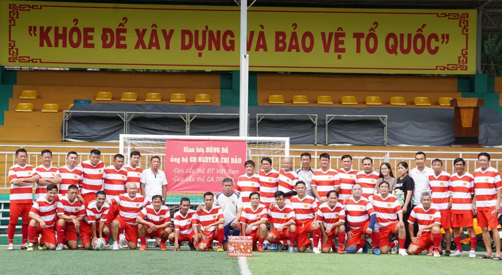 Đội cựu Công an TP.HCM tưởng niệm người đồng đội cũ không may qua đời ở tuổi 51. Ảnh: NGUYỄN AN.