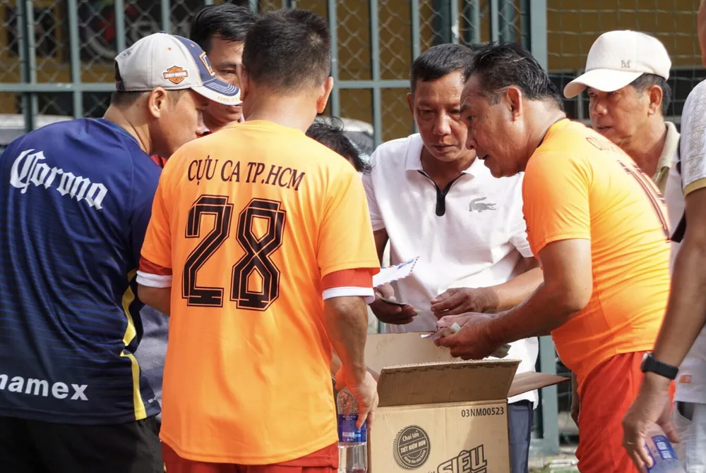 Cựu cầu thủ CA TP.HCM Võ Bá Lộc cùng các chiến hữu Lê Minh Quang, Nguyễn Phi Quân,... quyên góp hỗ trợ cho gia cảnh còn khó khăn của bạn thân Chí Bảo.