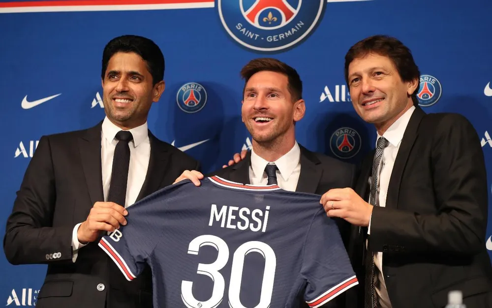 Leonardo (phải) tiết lộ Messi, Neymar và Mbappe không được tôn trọng đúng mực tại PSG. Ảnh: GETTY.