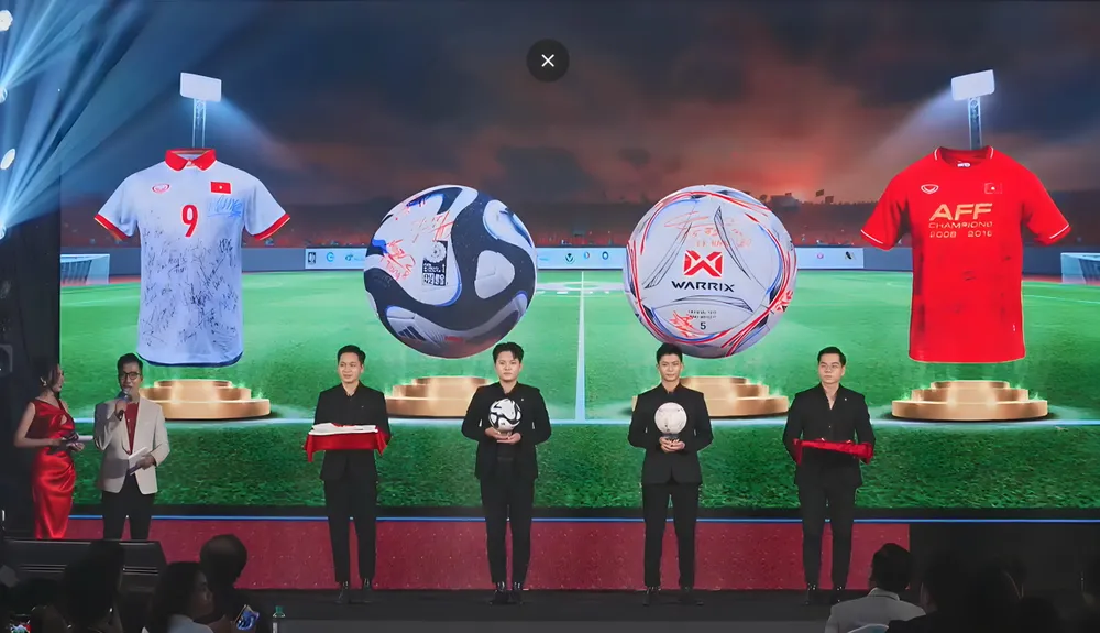 ... và trong chương trình &quot;Hào quang trở lại&quot;, Ban tổ chức sẽ bán đấu giá các vật phẩm quý của hai đội tuyển bóng đá nam, nữ quốc gia. Ảnh: AN.