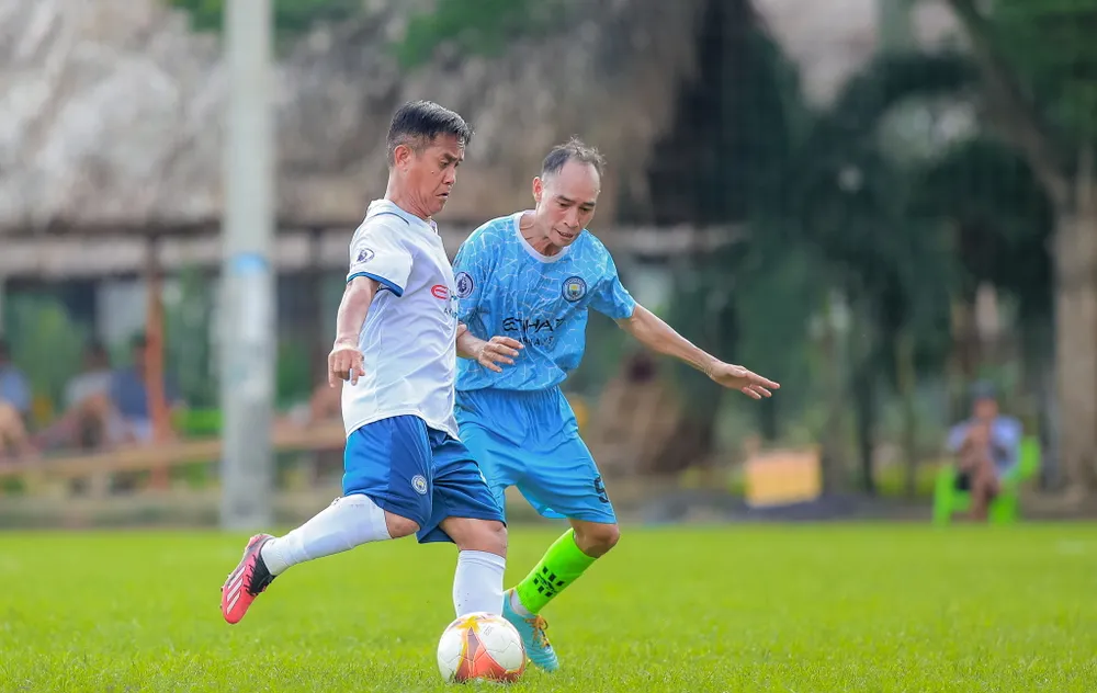 Cầu thủ Phước Thái lão luyện từ sân futsal cho đến sân 7 người hiện khoác áo Lão tướng Quận 6 vẫn chạy tốt trên sân cỏ 11 người. Cầu thủ Phước Thái lão luyện từ sân futsal cho đến sân 7 người hiện khoác áo Lão tướng Quận 6 vẫn chạy tốt trên sân cỏ 11 người.