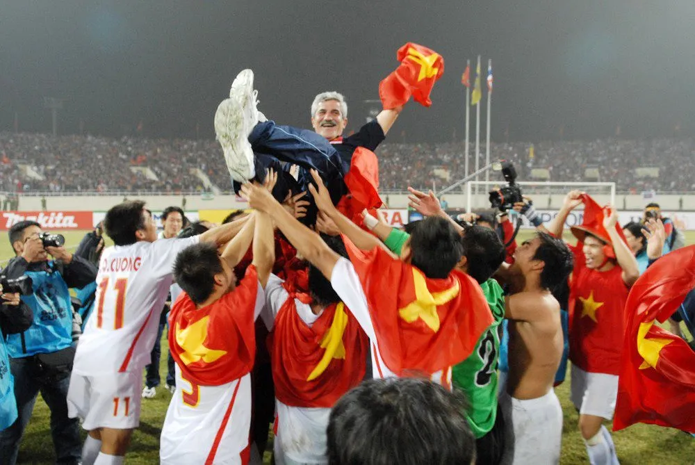 HLV Calisto đi vào lịch sử bóng đá Việt Nam ở lần đầu tiên giúp các học trò đăng quang AFF Cup 2008...