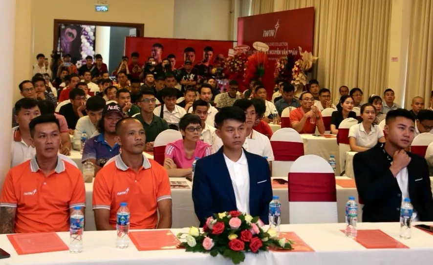 Các thủ môn Lê Văn Hưng, Ngô Đình Thuận, CEO Thế Quang và thủ môn Văn Toản (từ trái sang) trong buổi lễ ký kết hợp tác cùng những chương trình thiện nguyện.