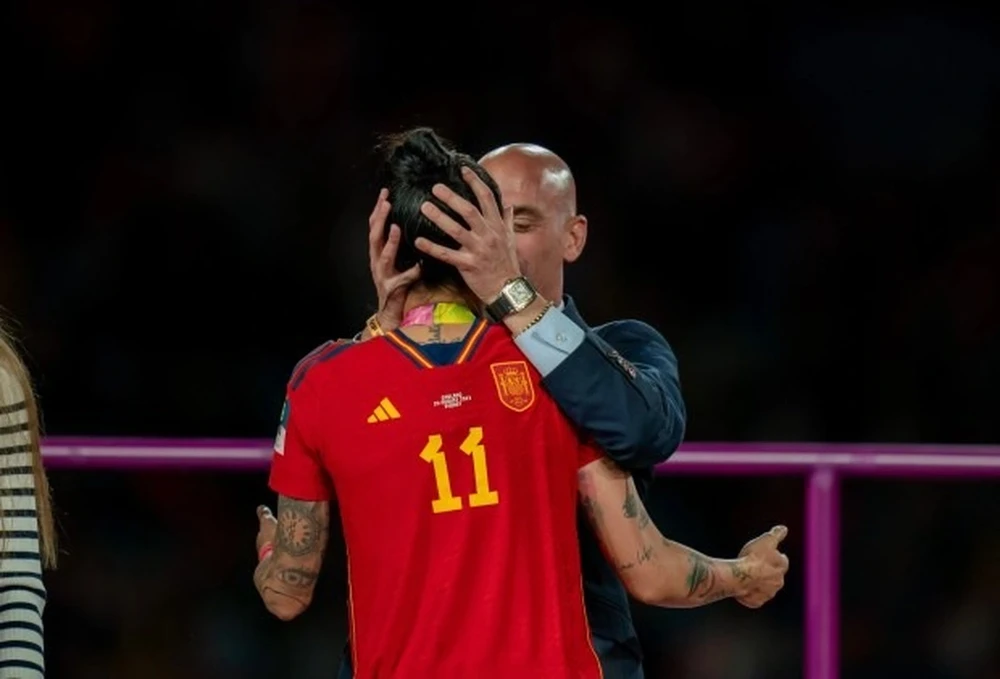 Ông Rubiales đã chính thức rời khỏi ghế Chủ tịch RFEF sau nụ hôn với nữ cầu thủ Tây Ban Nha. Ảnh: GETTY.