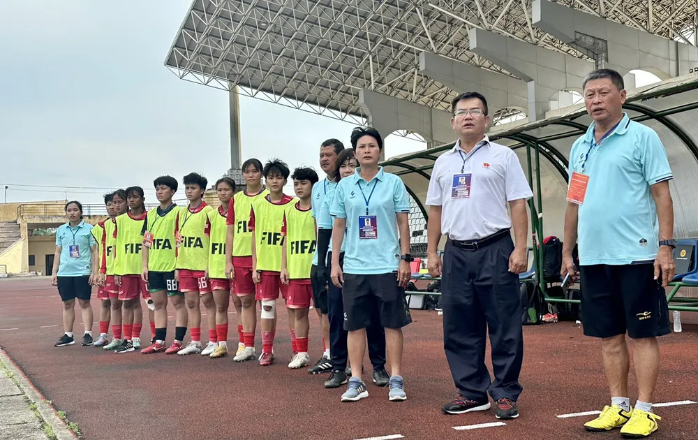 HLV Lưu Ngọc Mai và đội U-19 nữ TP.HCM đang đá giải ở Hà Nam. Ảnh: LM.