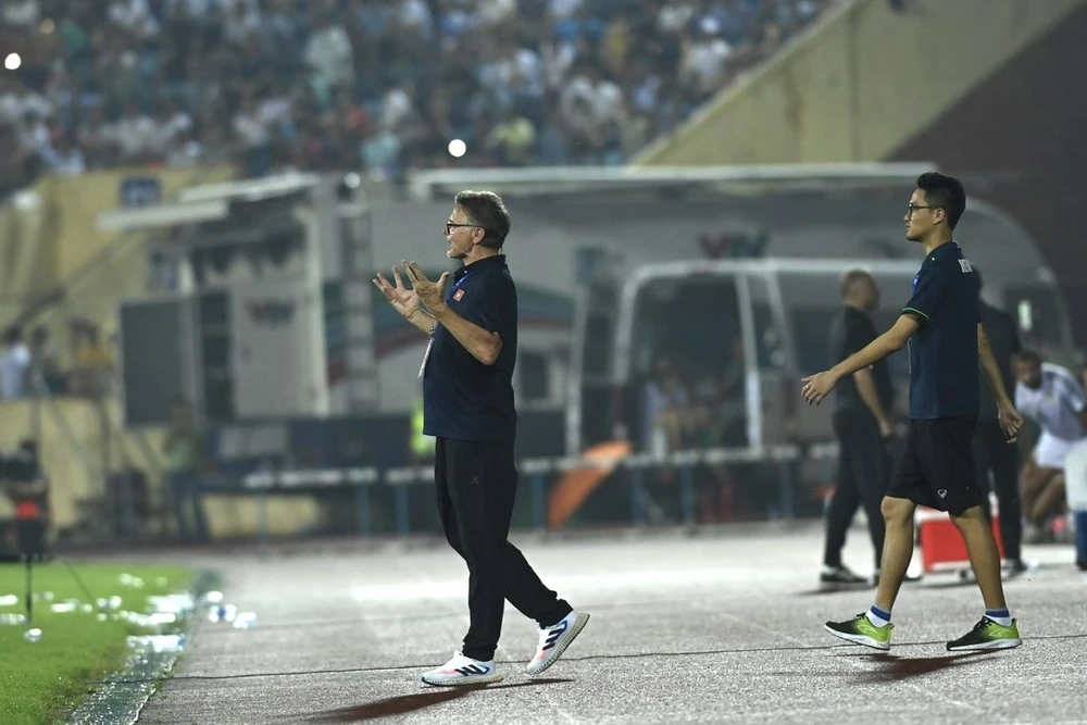 HLV Troussier yêu cầu các học trò phải nỗ lực hơn, đặc biệt là khi không có bóng. Ảnh: ANH THỊNH. HLV Troussier yêu cầu các học trò phải nỗ lực hơn, đặc biệt là khi không có bóng. Ảnh: ANH THỊNH.