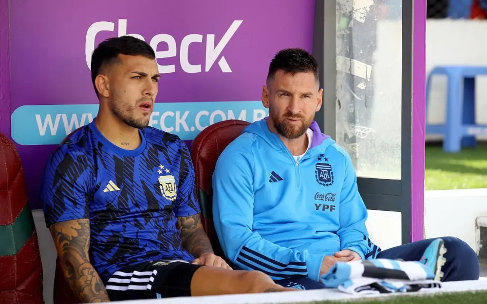 Messi vẫn theo đội tuyển đến Bolivia nhưng chỉ ngồi trong khu vực kỹ thuật mà không ra sân phút nào. Ảnh: GETTY.