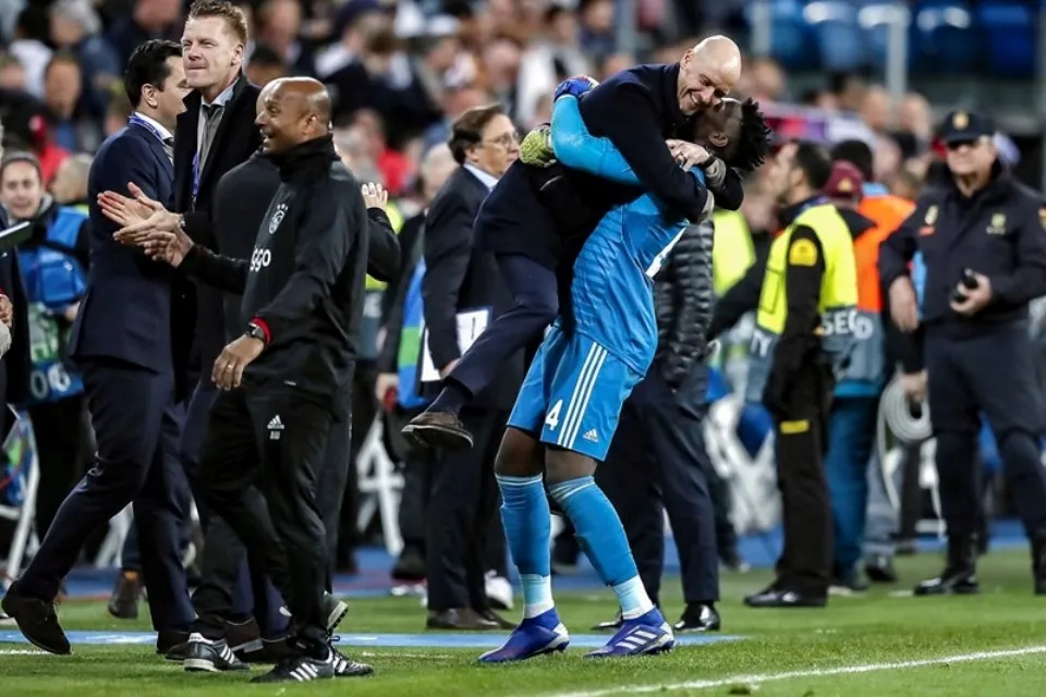 HLV Ten Hag có thể chọn tài năng trẻ Altay Bayindir thay thế Onana trong thời gian anh thi đấu ở Cúp châu Phi. Ảnh: GETTY. onana-ten-hag.jpg